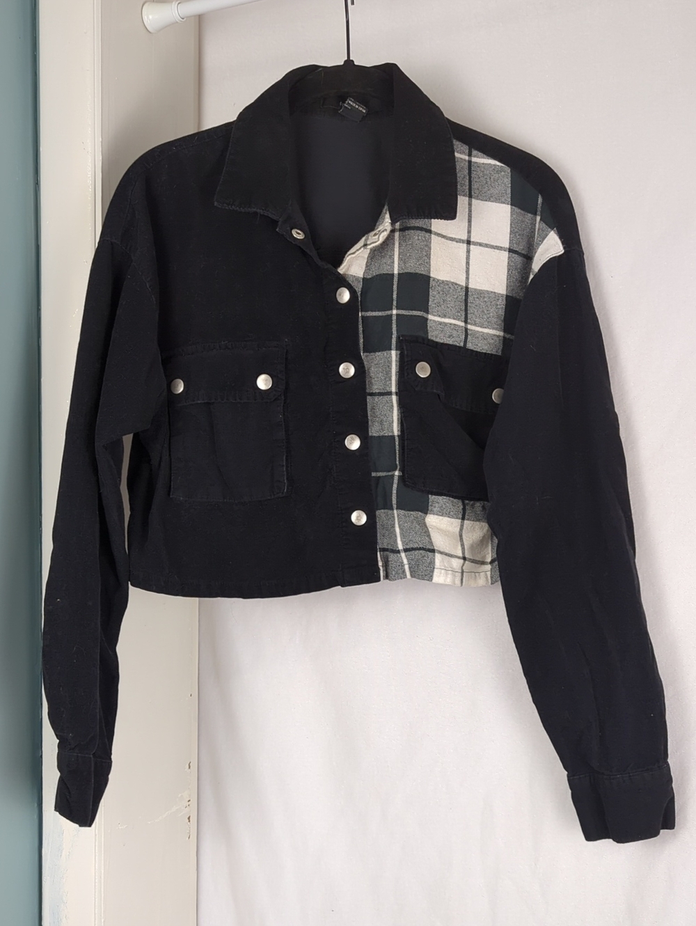 FOREVER 21 Women's Black & White Corduroy Check Crop Top
